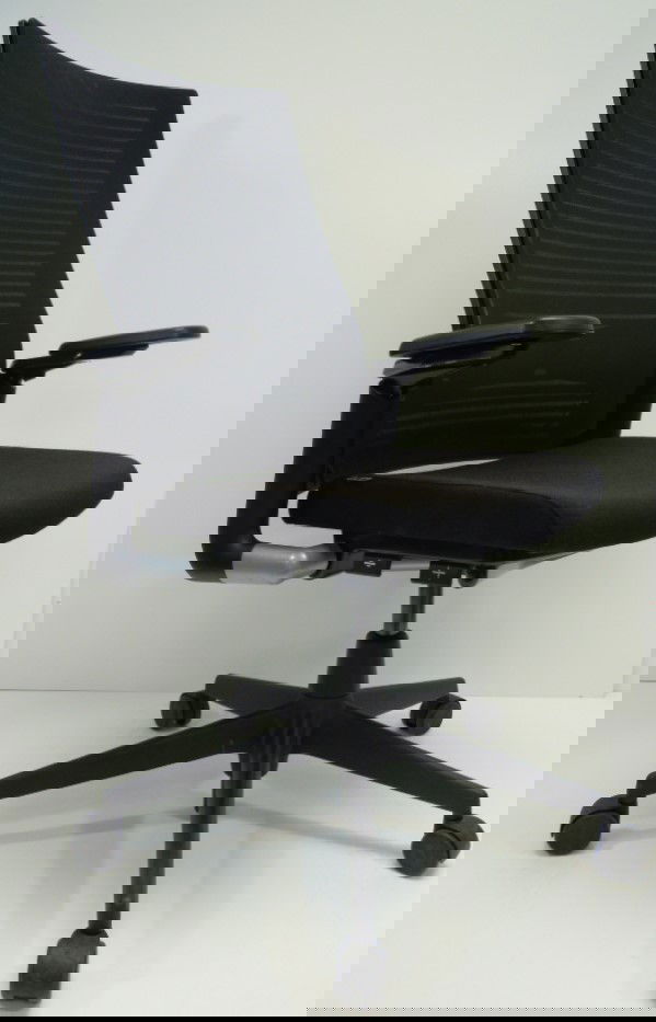 Bureaustoel Ahrend 2020 zwart nieuwe stof