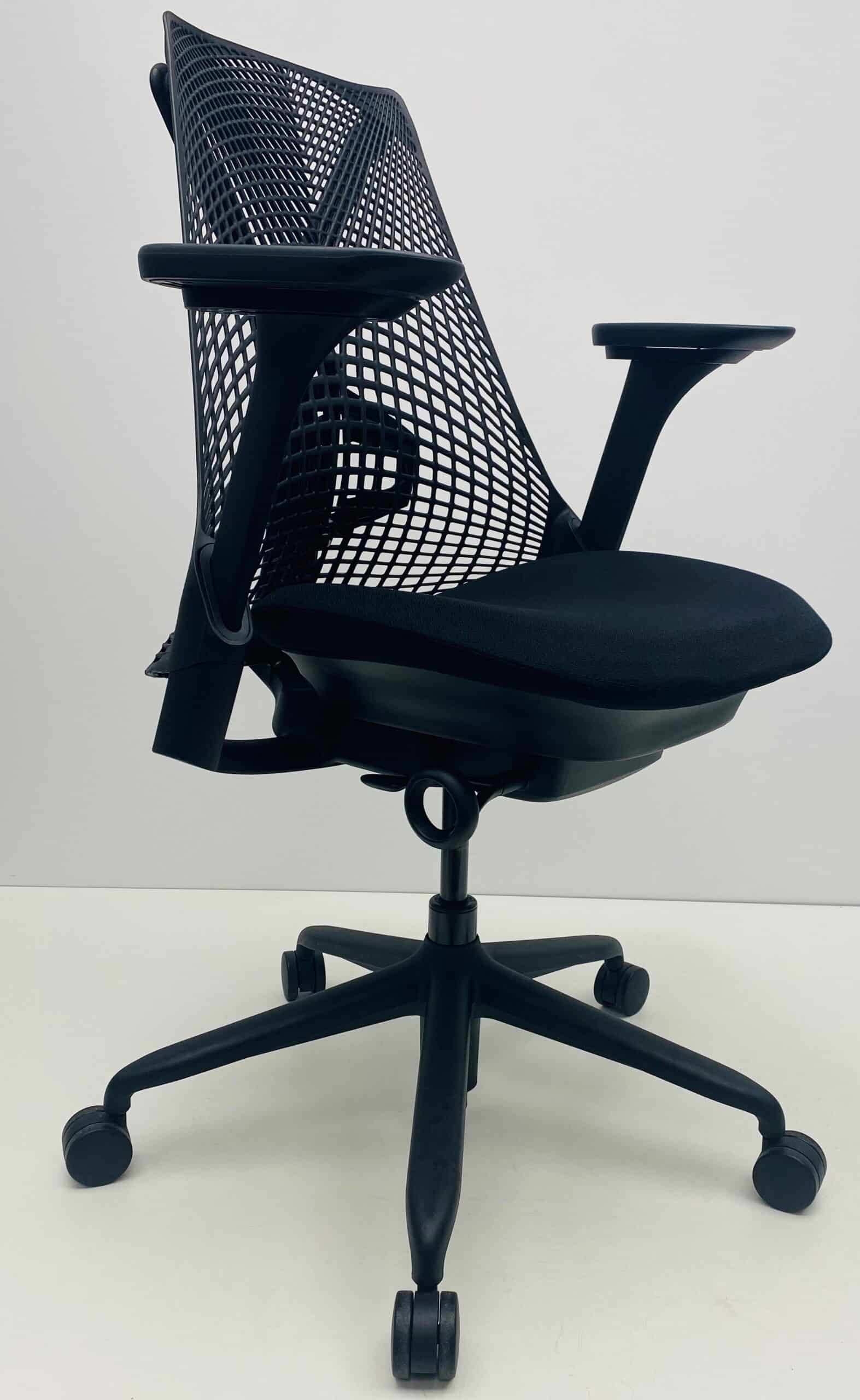 Bureaustoel Herman Miller Sayl zwart brede armleggers