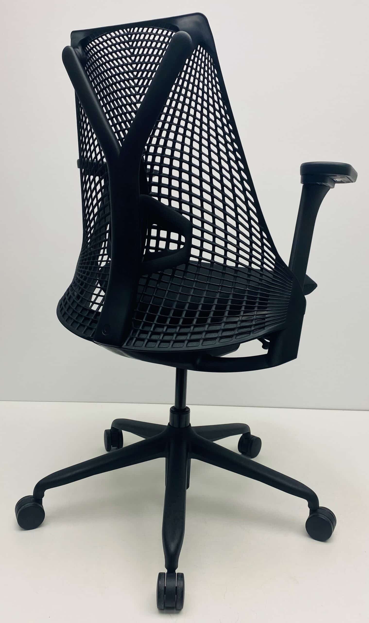 Bureaustoel Herman Miller Sayl zwart brede armleggers